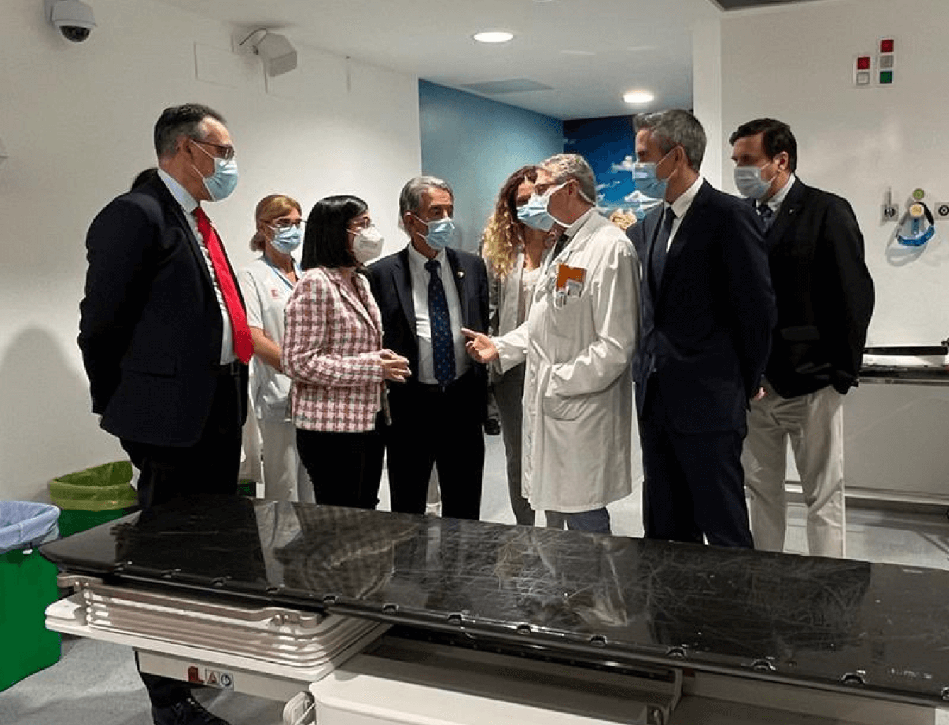 Presentación de incorporaciones tecnológicas del @HUnivValdecilla a la Ministra de Sanidad